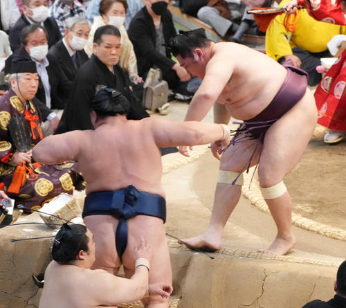 遠藤（右）は玉鷲を寄り切りで破る（撮影・小沢裕）