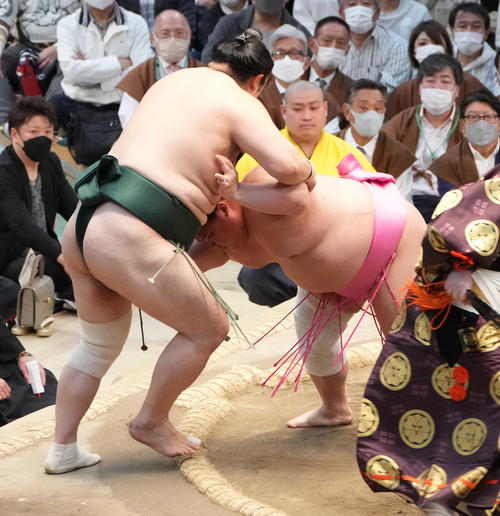 宇良（右）は隠岐の海を寄り切りで破る（撮影・小沢裕）