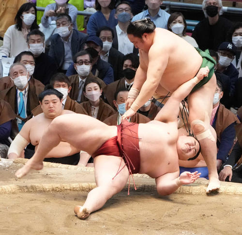 佐田の海（右）は隆の勝を上手投げで破る（撮影・小沢裕）