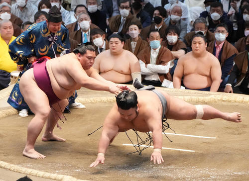 御嶽海（左）は貴景勝を上手出し投げで破る（撮影・小沢裕）