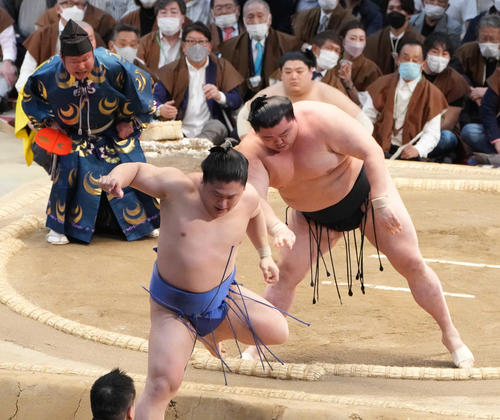 若隆景（左）は正代に寄り切りで敗れる（撮影・小沢裕）