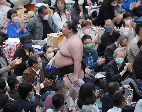 観客の拍手を受けながら引き揚げる正代（撮影・小沢裕）