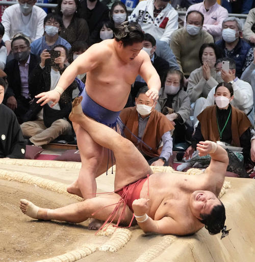 優勝決定戦で若隆景は高安（手前）を上手出し投げで破る（撮影・小沢裕）