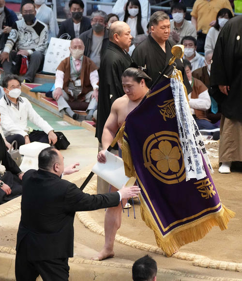 幕内優勝を果たし優勝旗を手にする若隆景（撮影・小沢裕）