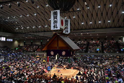 春場所千秋楽には大勢の観客が詰め掛けた（撮影・小沢裕）