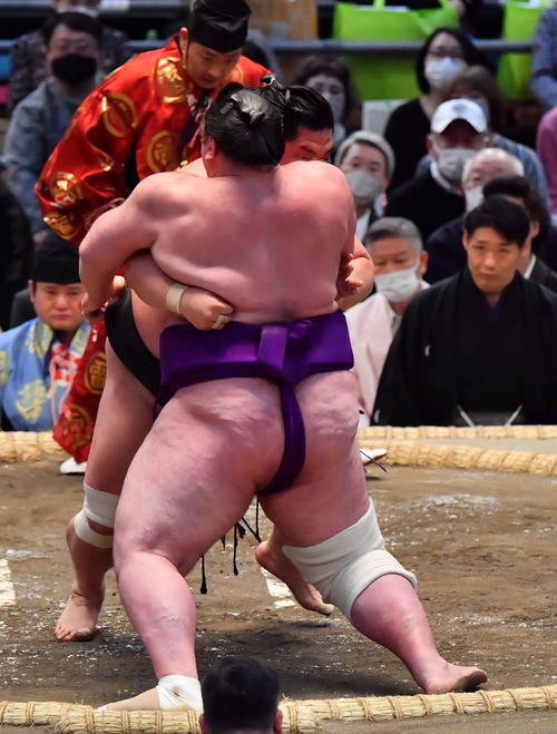 妙義龍（奥）は栃ノ心を寄り切りで破る（撮影・和賀正仁）
