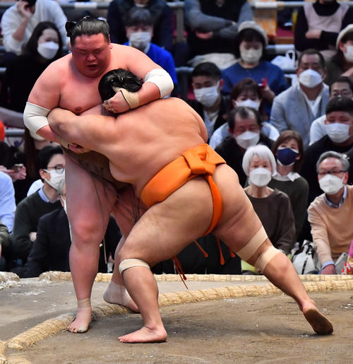 志摩ノ海（右）は荒篤山を寄り切りで破る（撮影・和賀正仁）