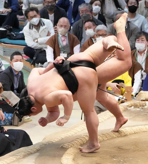 若元春（手前）は錦木を上手投げで破る（撮影・小沢裕）