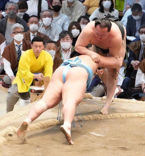 琴勝峰（左）は押し出しで千代翔馬を破る（撮影・小沢裕）