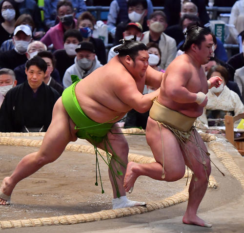 天空海（左）は石浦を押し出しで破る（撮影・和賀正仁）