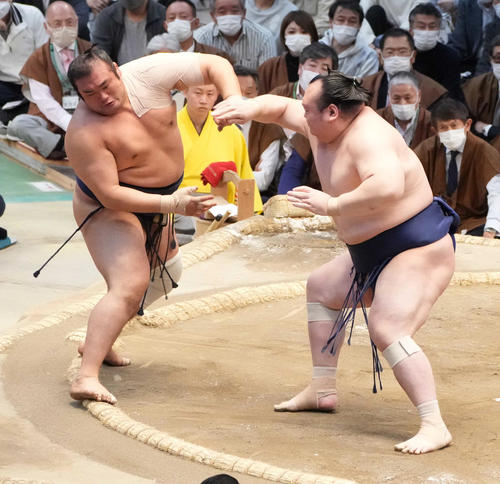 宝富士（右）は千代の国を押し出しで破る（撮影・小沢裕）