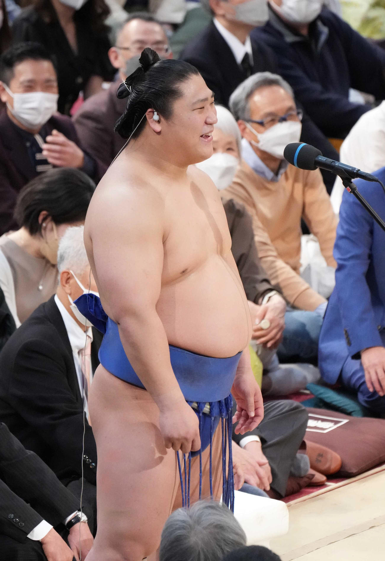 優勝インタビューで笑顔を見せる若隆景（撮影・小沢裕）