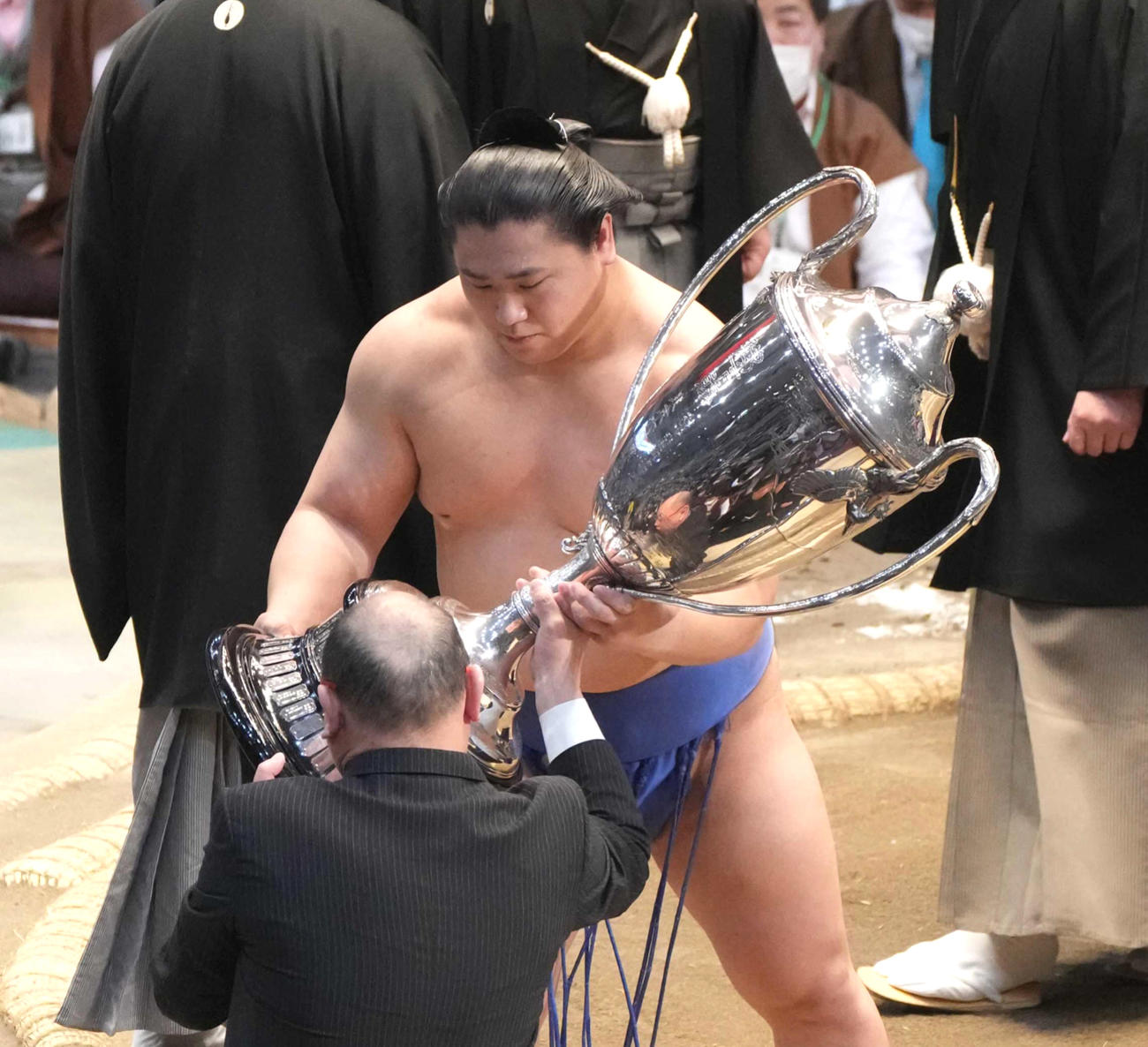 幕内初優勝を果たし賜杯を手にする若隆景（撮影・小沢裕）