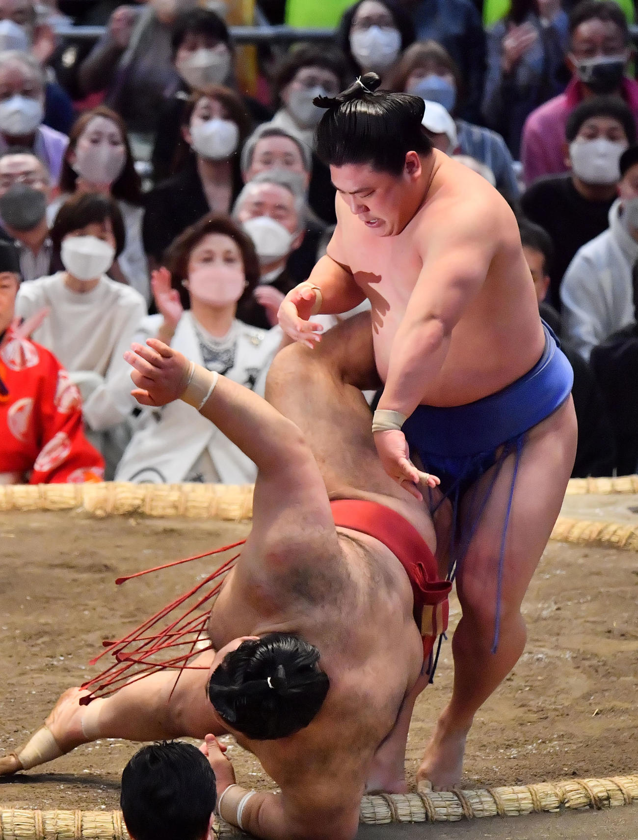 優勝決定戦で若隆景（左）は高安を上手出し投げで破り初優勝を飾る（撮影・和賀正仁）
