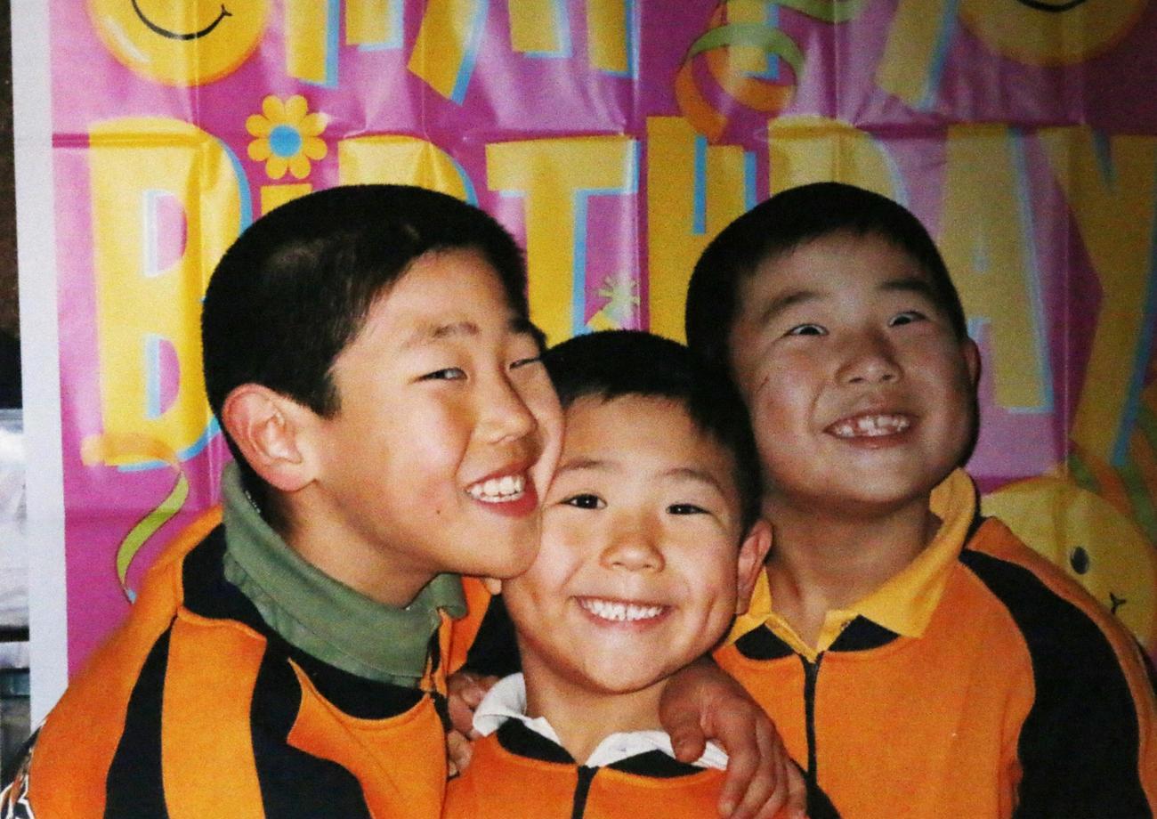 3兄弟で笑顔の左から長男の若隆元、三男の若隆景、次男の若元春。父大波政志さんいわく若隆景は当時3歳（大波政志さん提供）