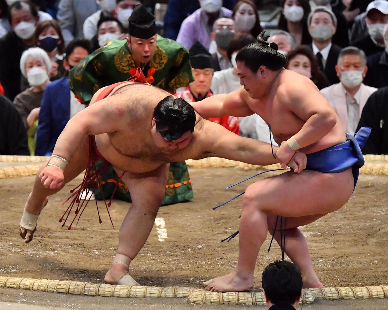優勝決定戦で若隆景（右）は高安を上手出し投げで破り初優勝を飾る（撮影・和賀正仁）