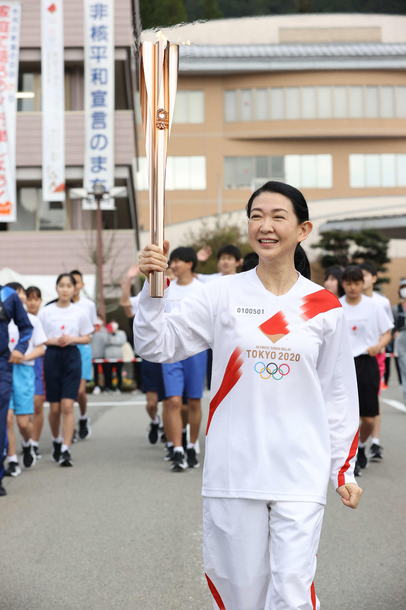 東京五輪の聖火ランナーを務めた女優の紺野美沙子＝2021年4月