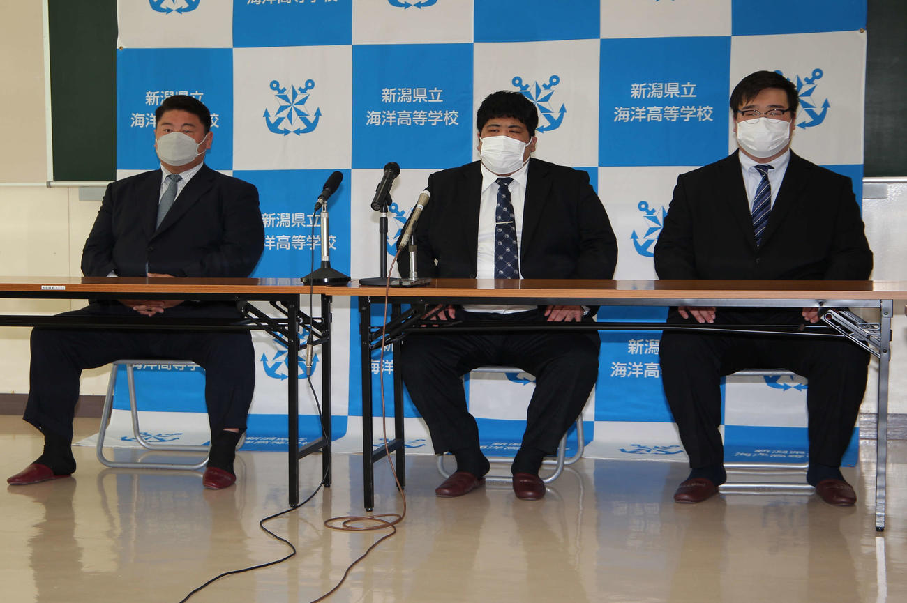 緊張の面持ちで会見する3人。左から中村親方、嘉陽、高橋