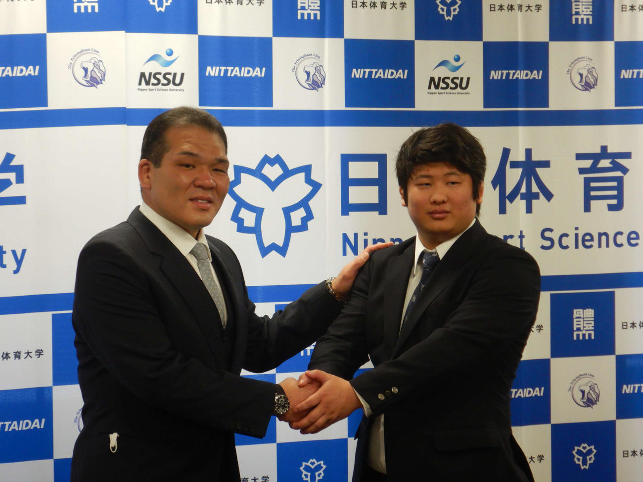 玉ノ井部屋への入門会見に参加した左から同部屋の玉ノ井親方と日体大相撲部OBの今関俊介（撮影・平山連）