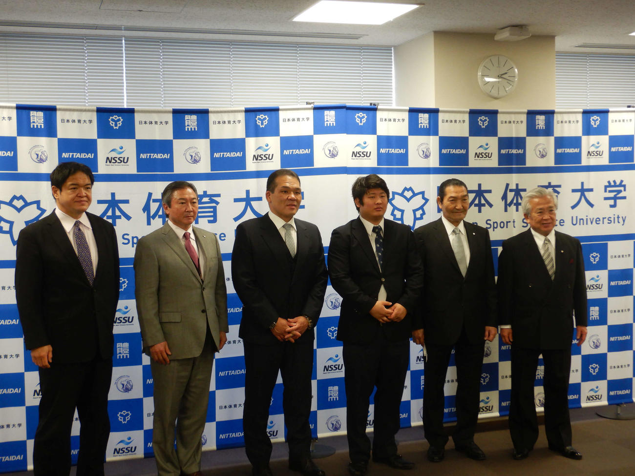 玉ノ井部屋への入門会見に参加した左から日体大の齋藤一雄監督、八木沢誠副学長、同部屋の玉ノ井親方、日体大相撲部OBの今関俊介、松浪健四郎理事長、今村裕常務理事（撮影・平山連）