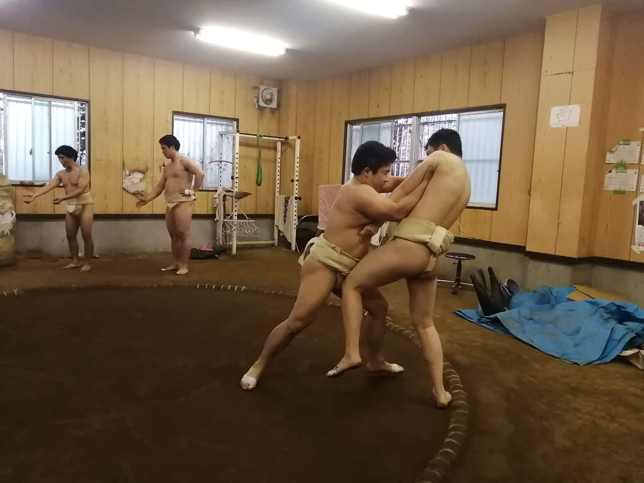 稽古場で練習に励む東大相撲部の部員たち（東大相撲部提供）