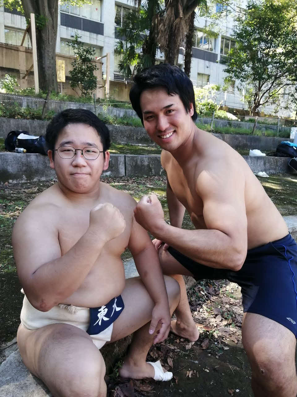 東大から初の角界入りを目指す須山穂嵩（右）と相撲部同期の益田尚さん（東大相撲部提供）