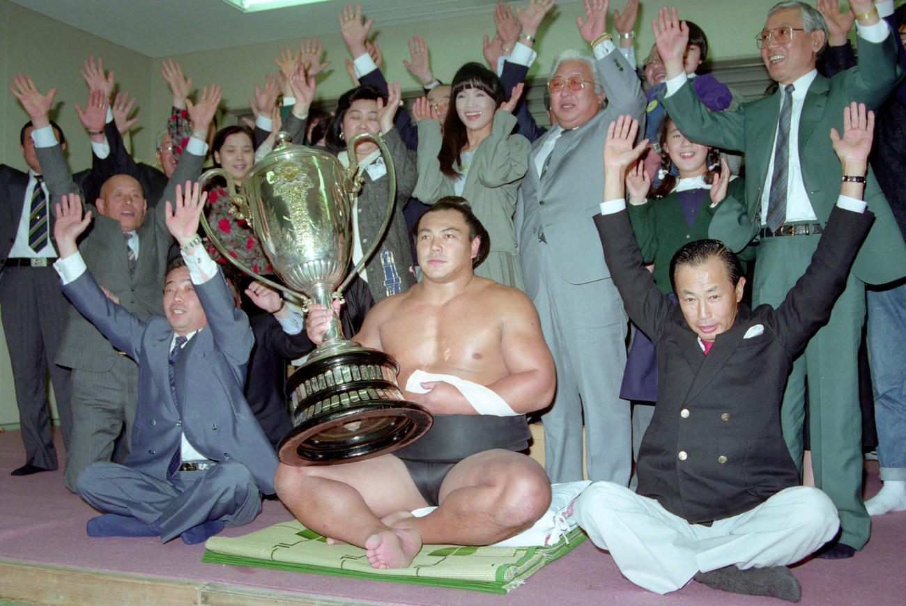 27度目の優勝をし支度部屋で賜杯を抱く千代の富士（1989年3月26日撮影）