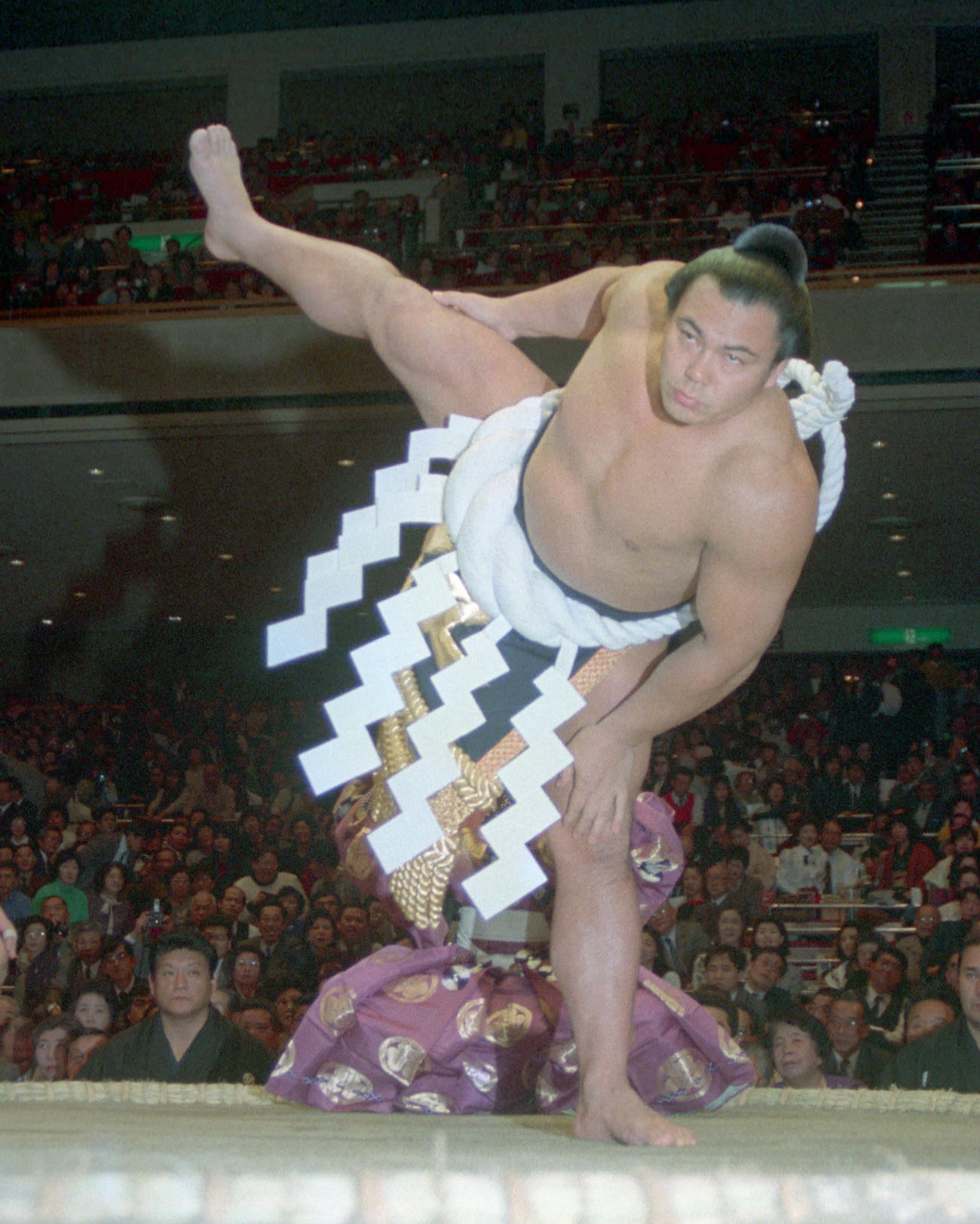 高々と足を上げ、力強い四股を踏む横綱千代の富士（1989年1月10日撮影）
