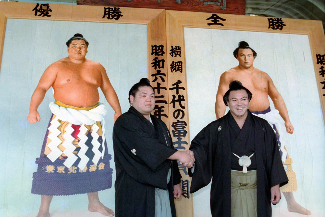 初場所初日を翌日に控え優勝額の贈呈式、秋場所の北勝海（左）と九州場所の千代の富士、兄弟弟子がそろったのは3度目（1988年1月9日撮影）