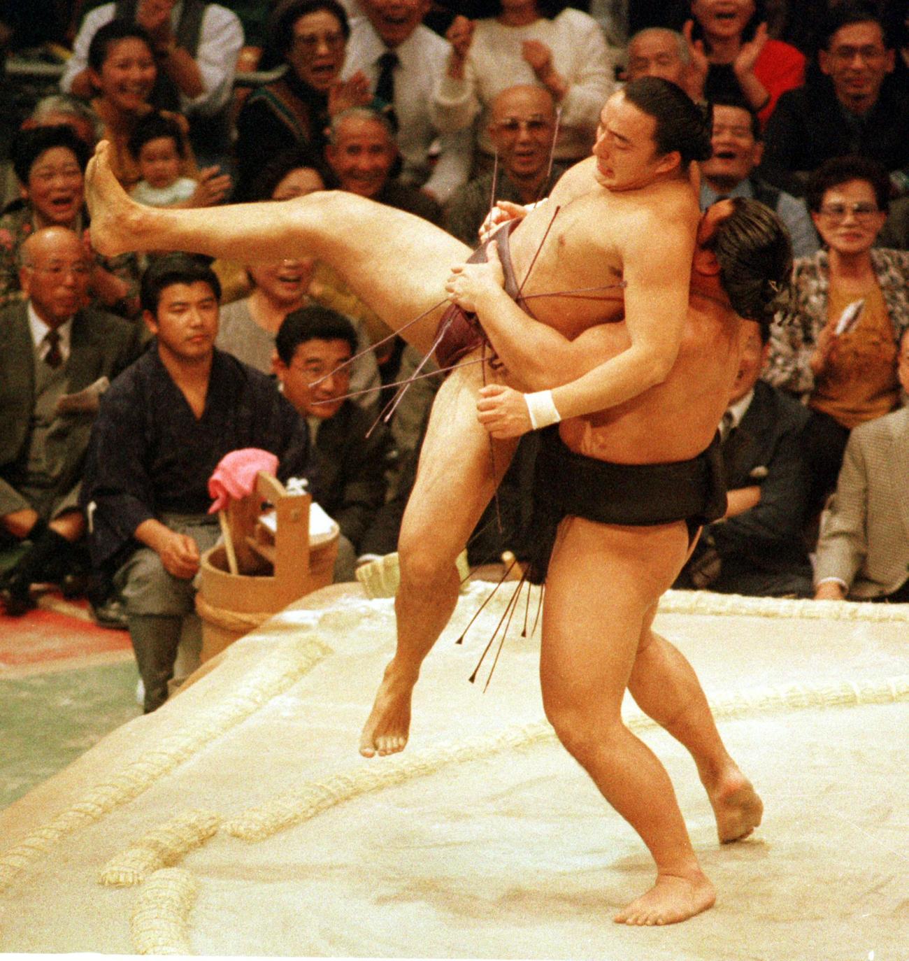 千代の富士（右）はつり落としで寺尾を破る（1989年11月16日撮影）