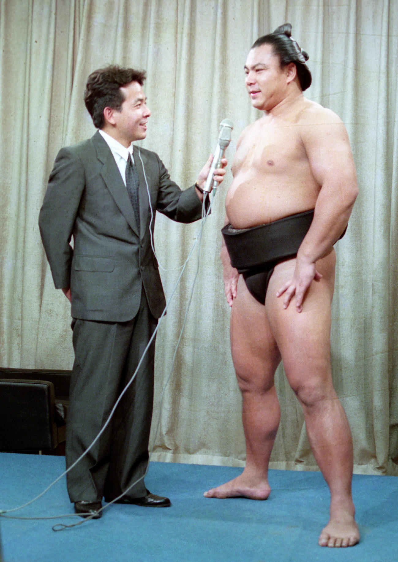 29回目の優勝を決め、インタビューを受ける横綱千代の富士（1989年9月22日撮影）