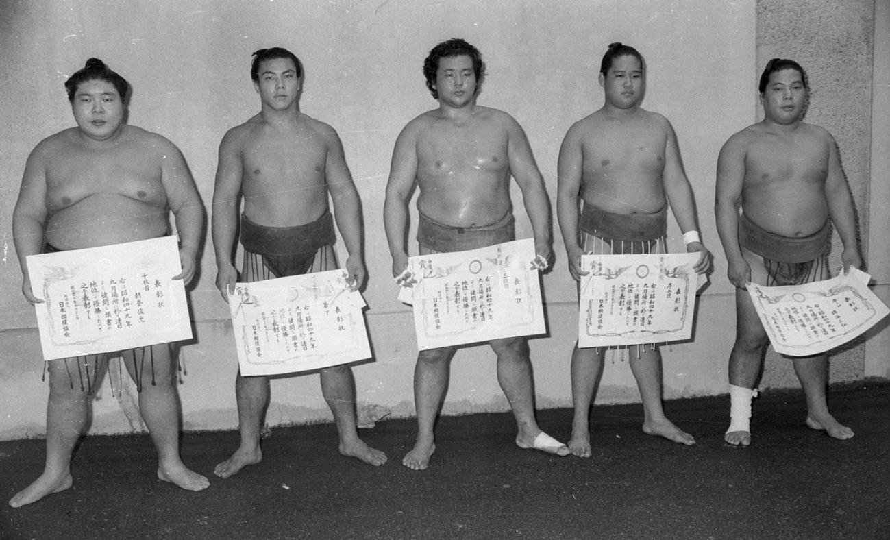 幕下優勝を果たした千代の富士（左から2人目）（1974年9月撮影）