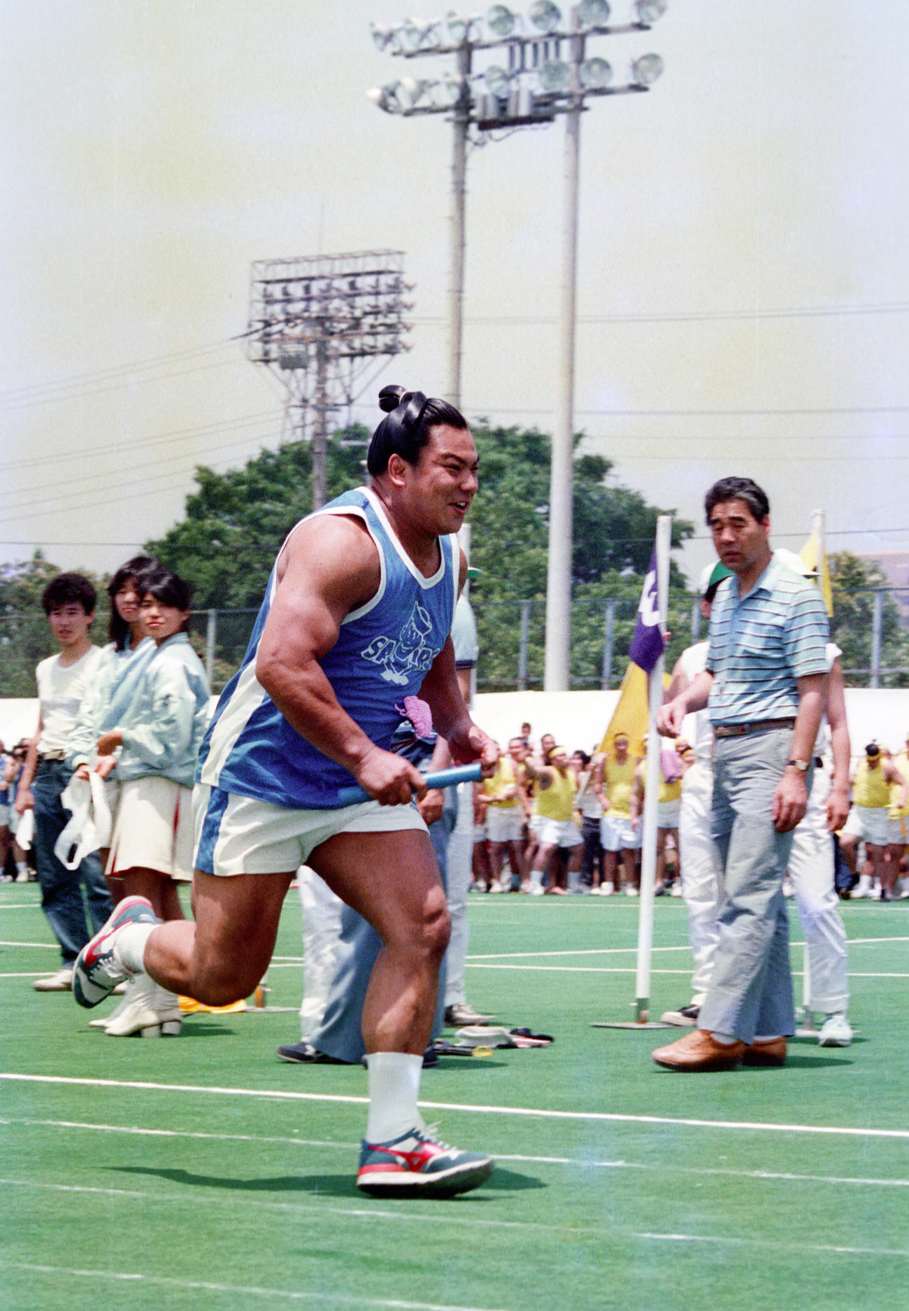 力士会大運動会のリレーで軽快に走る横綱千代の富士（1987年6月7日撮影）