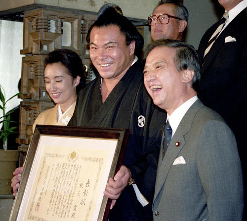 国民栄誉賞を受賞し、海部首相（右・当時）らと写真に納まる横綱千代の富士（1989年9月撮影）