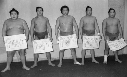 幕下優勝を果たした千代の富士（左から2人目）（1974年9月撮影）
