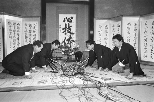 大関昇進を伝える協会の使者を迎える千代の富士（右から2人目）（1981年1月28日撮影）