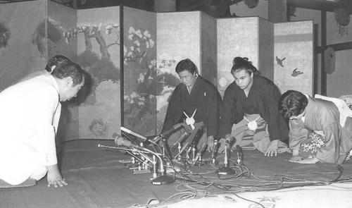横綱昇進の報告を受ける千代の富士（右から2人目）。同3人目は九重親方（1981年7月21日撮影）