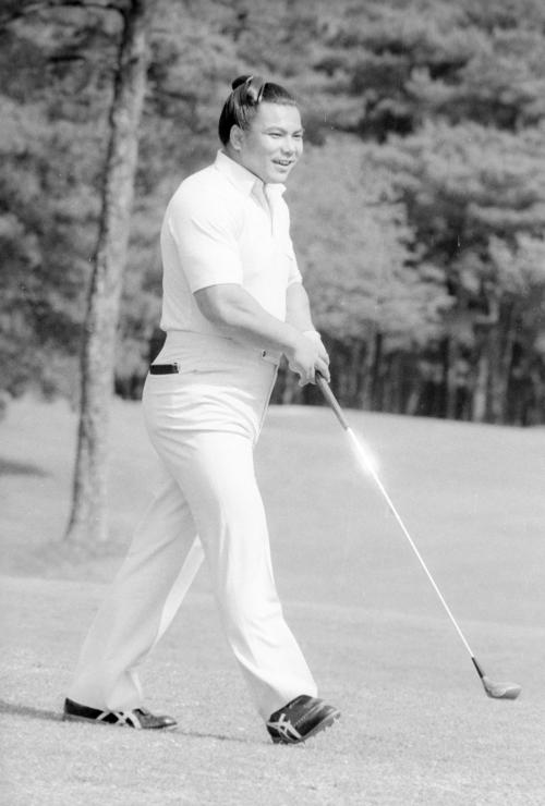 82年5月、九重部屋のゴルフコンペでゴルフを楽しむ横綱千代の富士