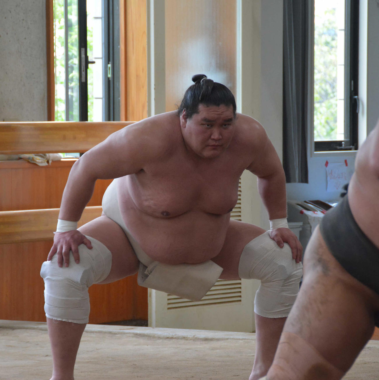 四股を踏む横綱照ノ富士