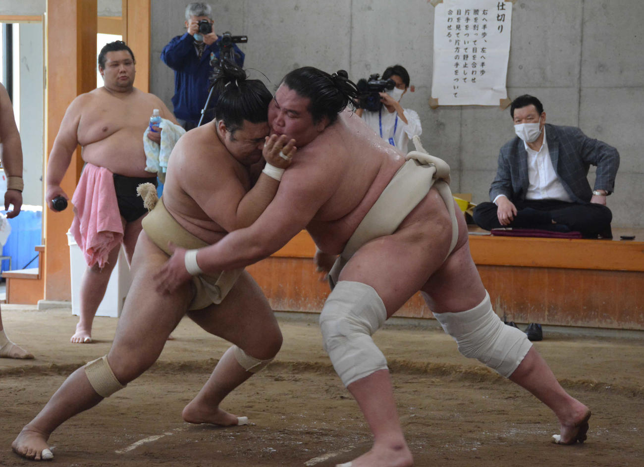 合同稽古で相撲を取る横綱照ノ富士（右）