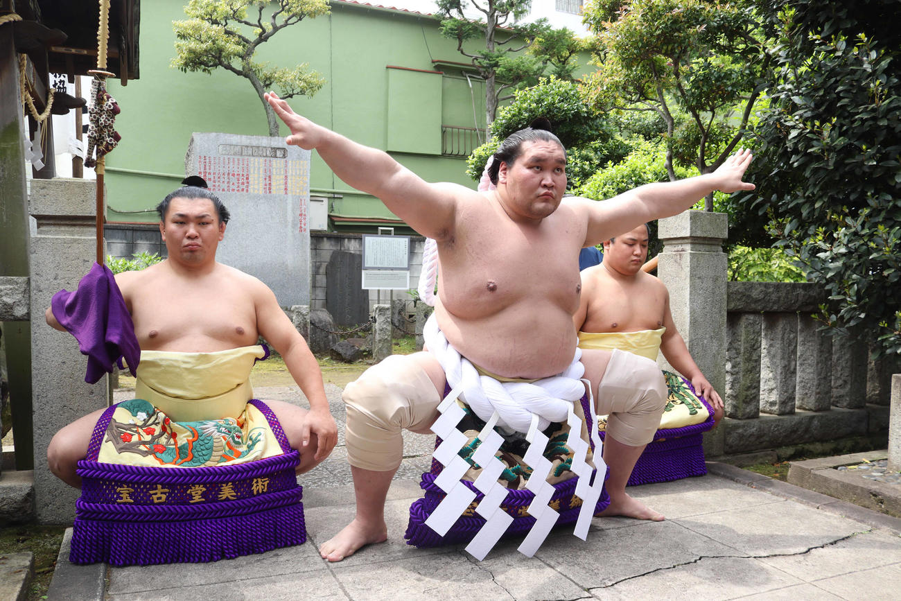 奉納土俵入りを行う照ノ富士（中央）。左は太刀持ちの照強、右は露払いの翠富士