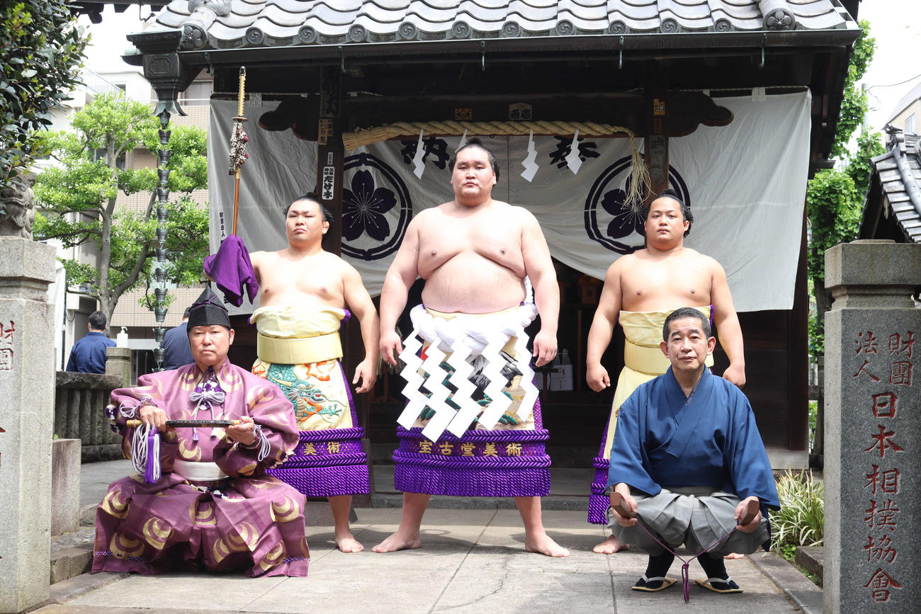 奉納土俵入りを行う照ノ富士（中央）。左は太刀持ちの照強、右は露払いの翠富士