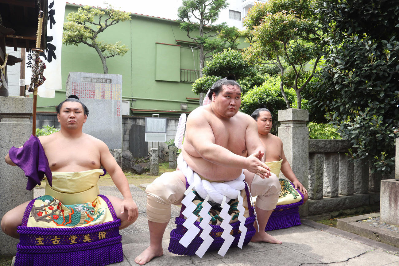 奉納土俵入りを行う照ノ富士（中央）。左は太刀持ちの照強、右は露払いの翠富士