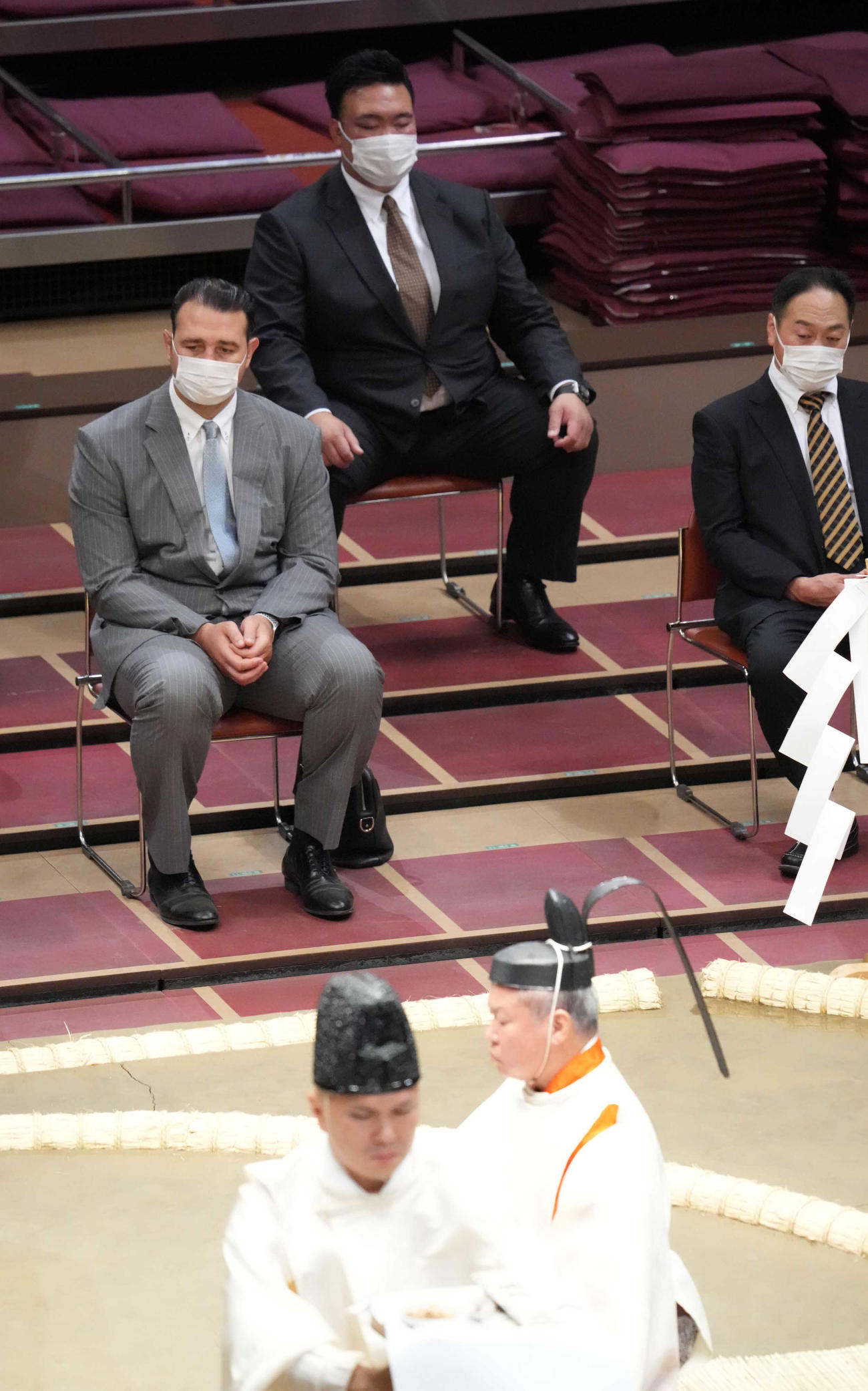審判部所属となり大相撲夏場所の土俵祭に臨む、左から鳴戸親方（元大関琴欧洲）、二所ノ関親方（元横綱稀勢の里）。右は朝日山親方（元関脇琴錦）（撮影・小沢裕）