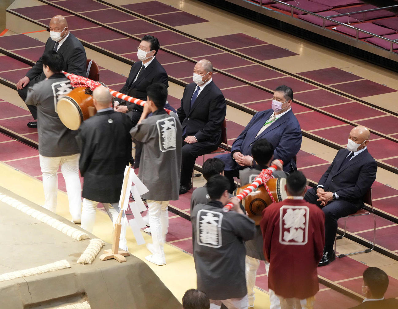 力士不在のもとで行われた大相撲夏場所の土俵祭。左から藤島審判部副部長、伊勢ケ浜審判部長、八角理事長、佐渡ケ嶽審判部長、粂川審判部副部長（撮影・小沢裕）