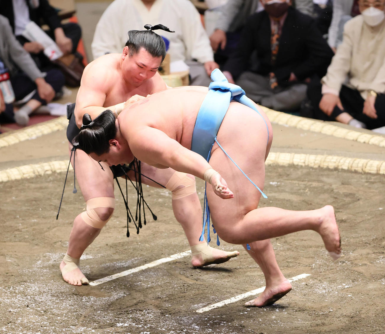 琴勝峰（右）を肩透かしで破る照強（撮影・足立雅史）