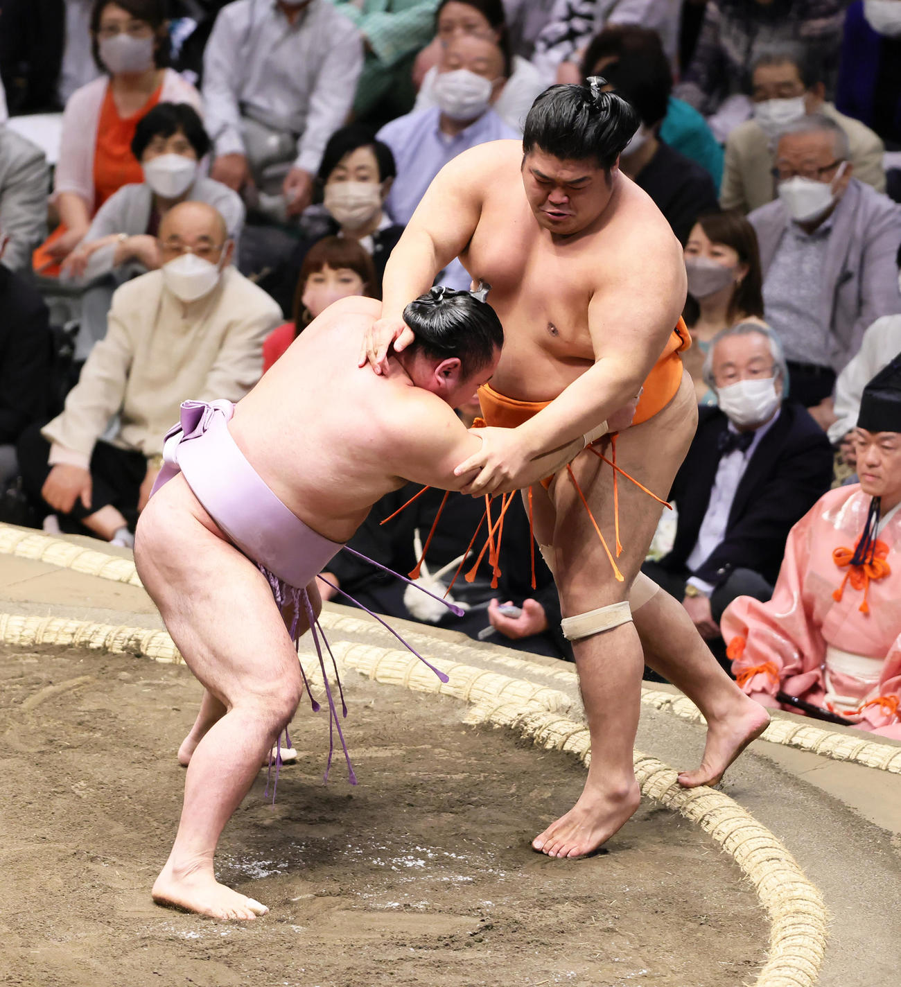 志摩ノ海（右）を寄り切りで破る琴恵光（撮影・足立雅史）