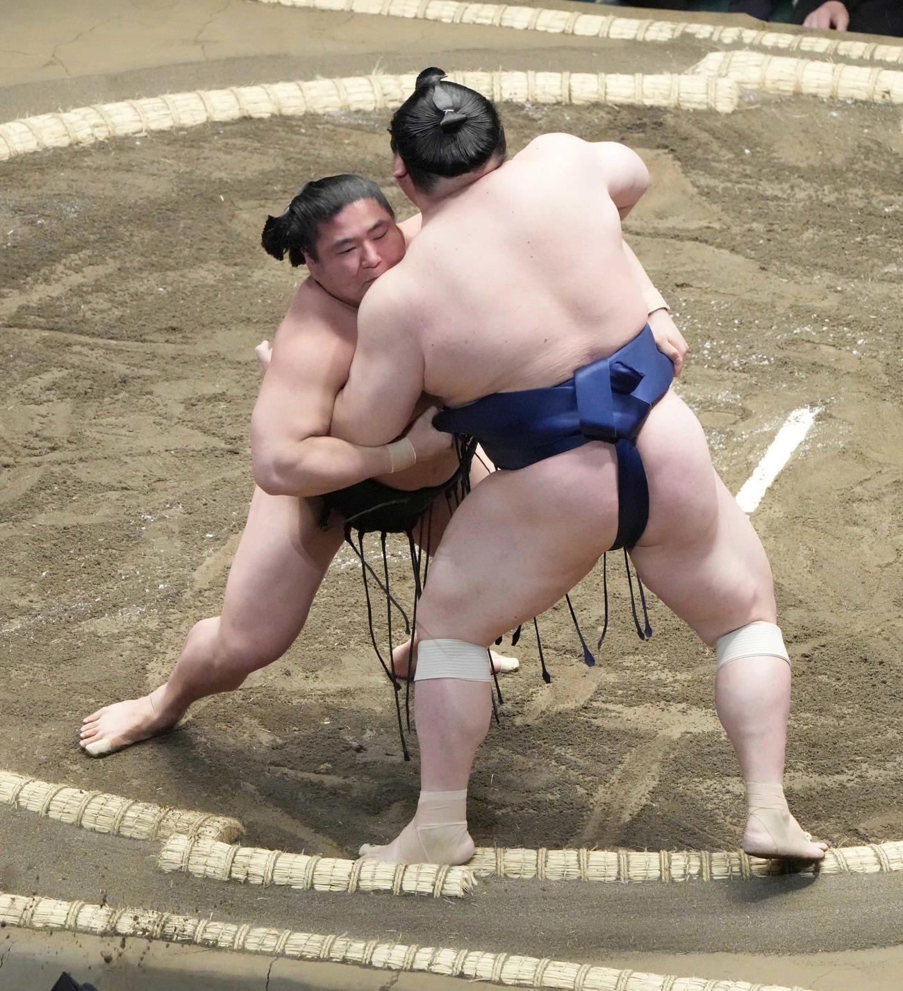 若元春（左）は宝富士を寄り切りで破る（撮影・小沢裕）