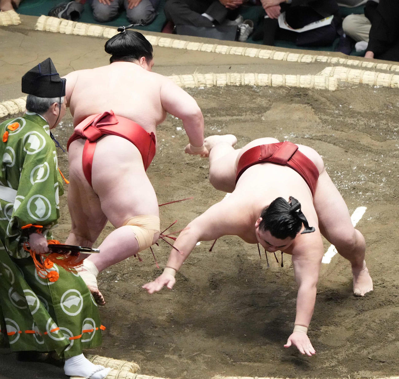 阿武咲（左）は隆の勝を突き落としで破る（撮影・小沢裕）