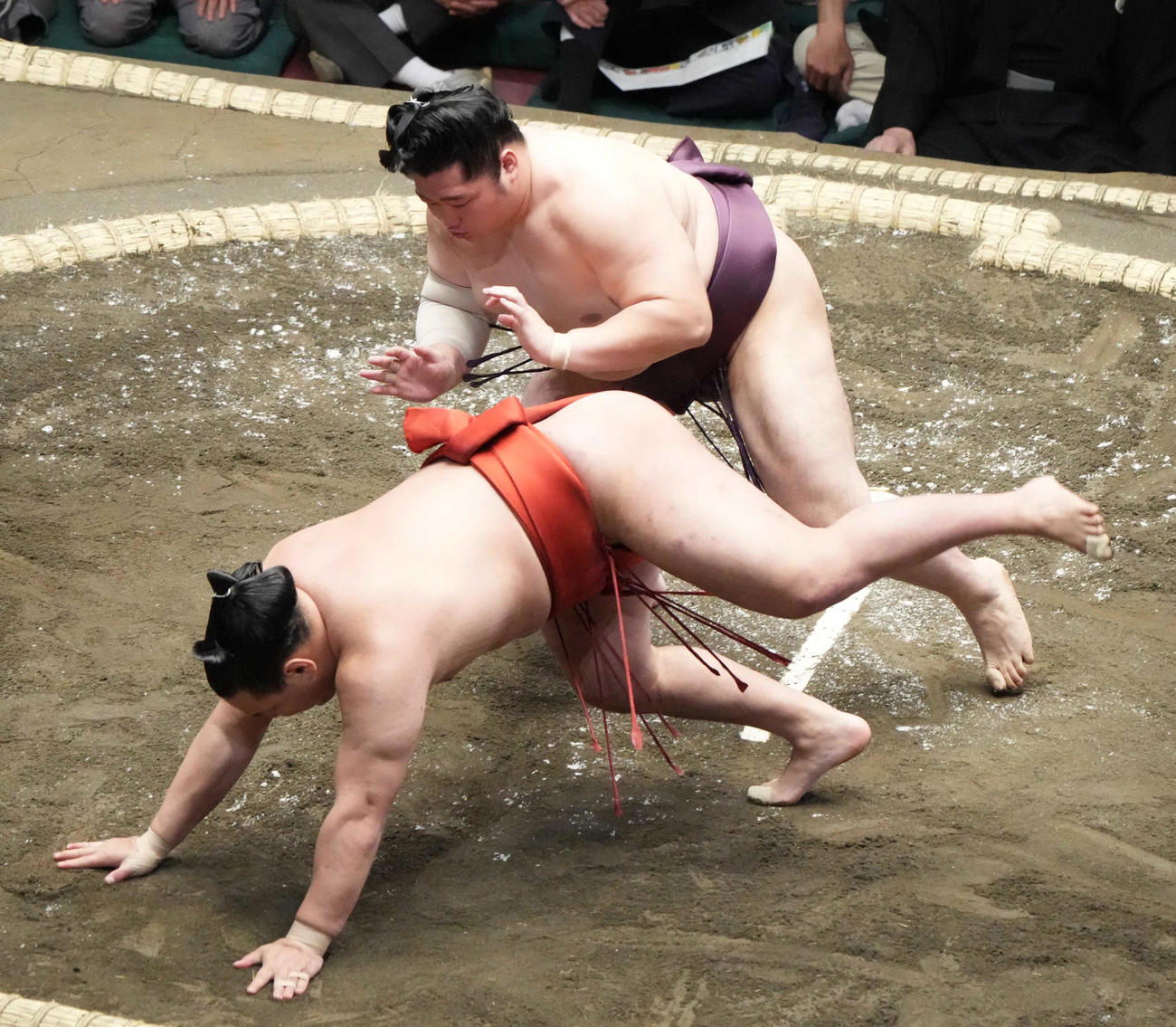 遠藤（右）は豊昇龍を突き落としで破る＝（撮影・小沢裕）